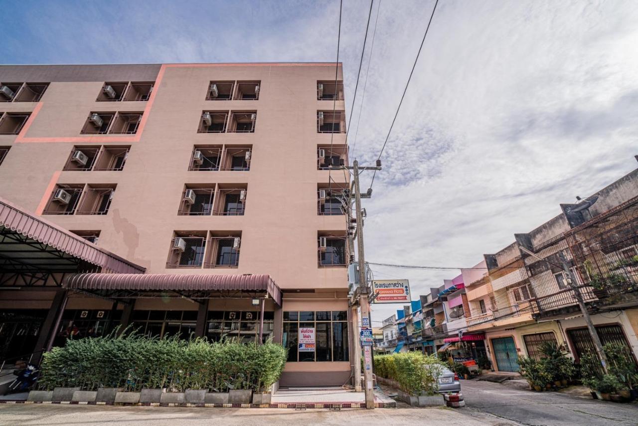 Pasawang Hotel Hatjaj Kültér fotó